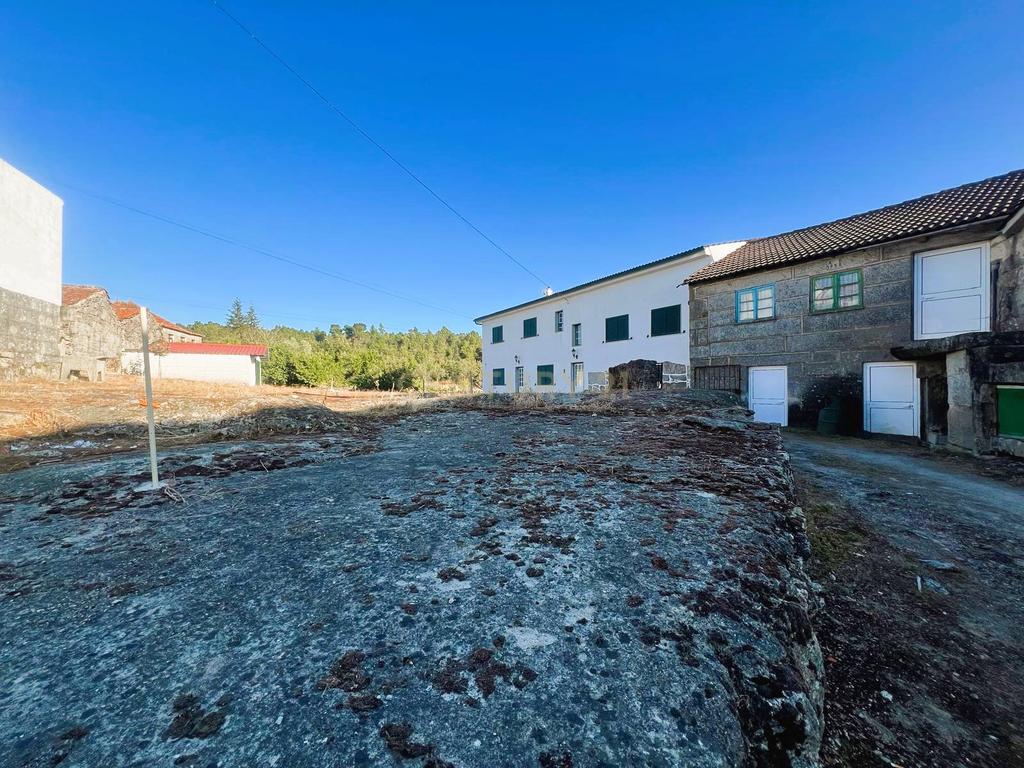 Moradia de granito em Granja do Paiva para reconstrução - Image 13