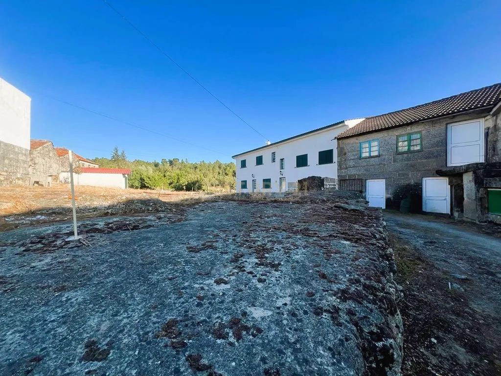 Moradia de granito em Granja do Paiva para reconstrução - Image 13