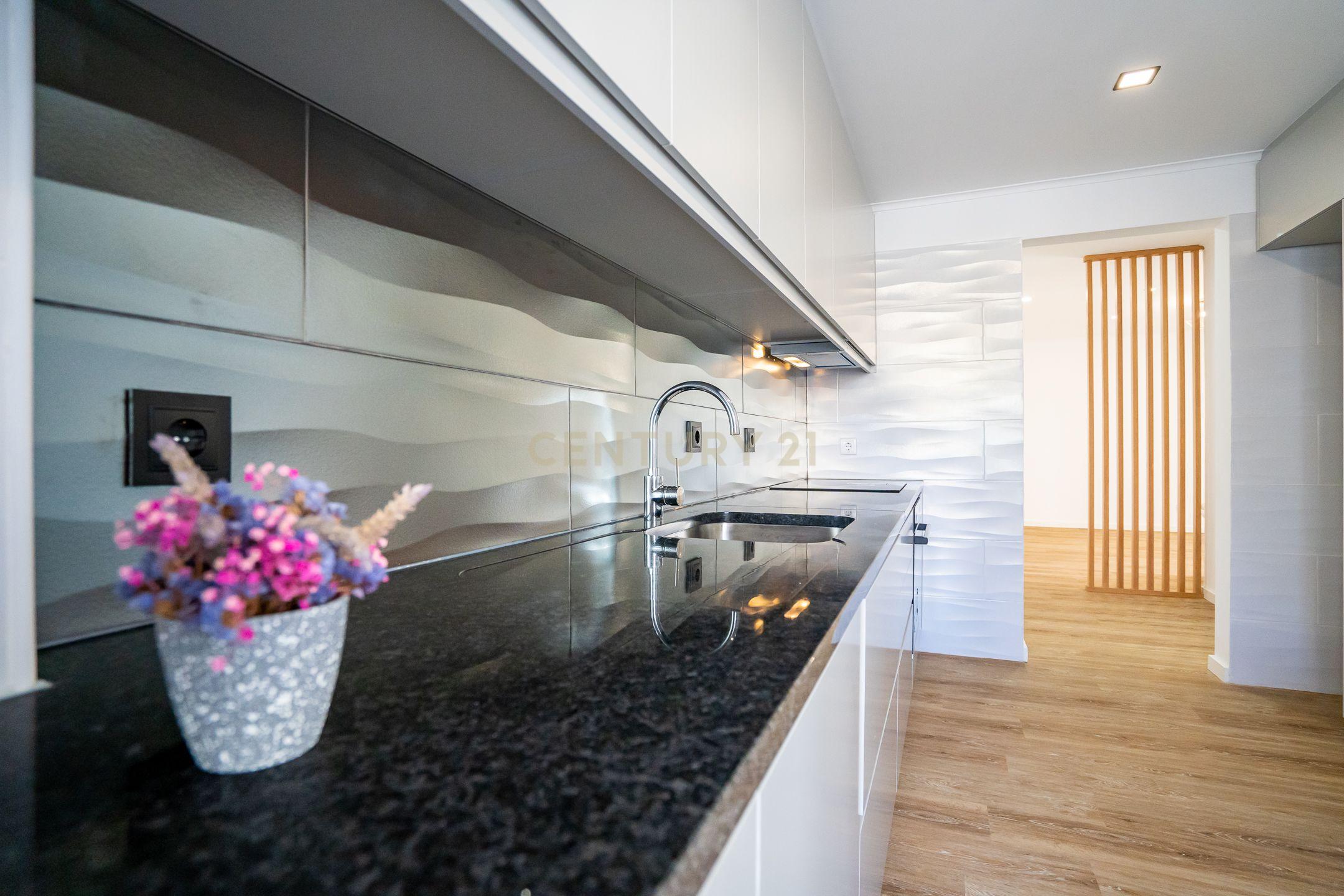 O melhor Apartamento T2 Remodelado nas Fontainhas em Cascais. - Image 1