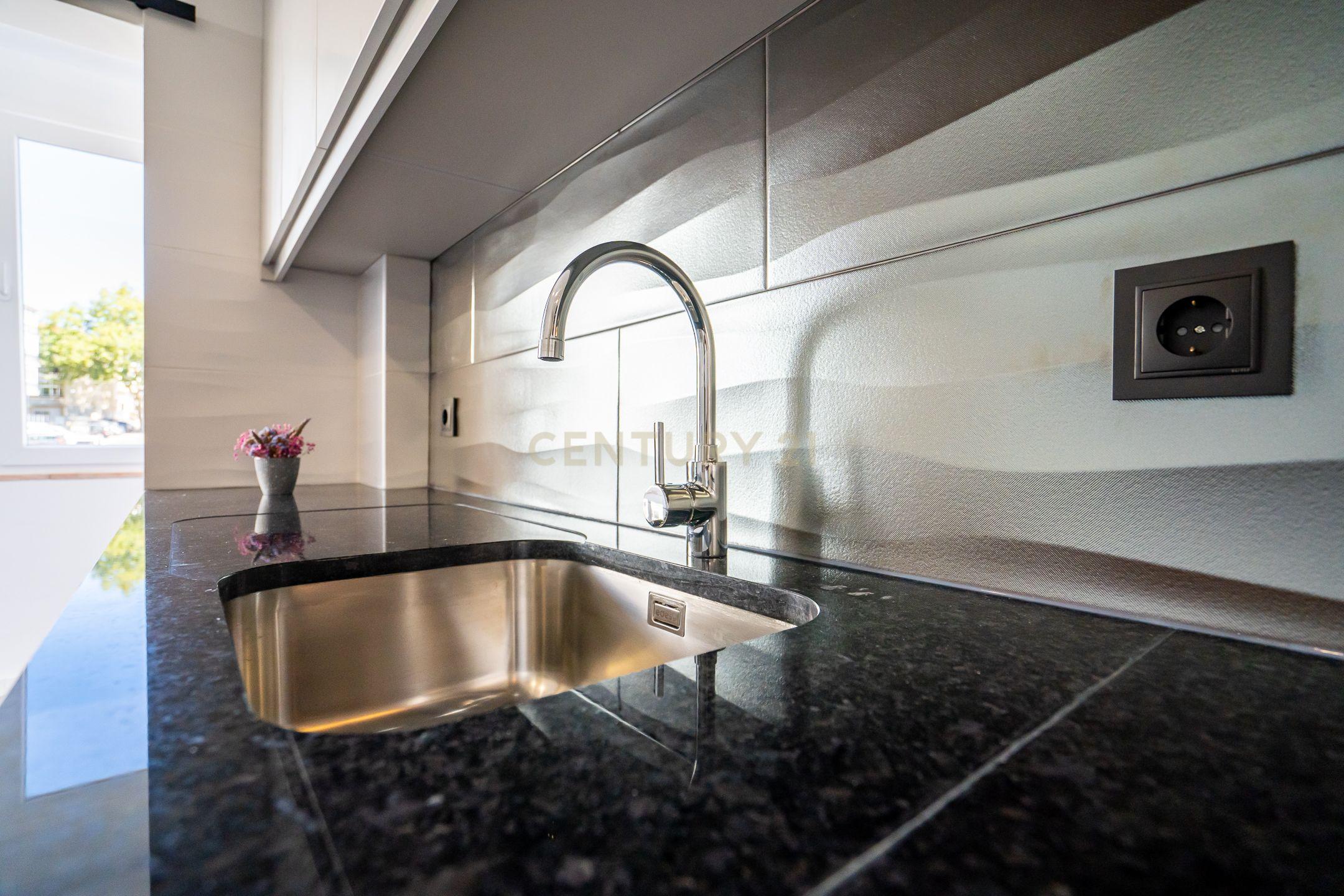O melhor Apartamento T2 Remodelado nas Fontainhas em Cascais. - Image 4