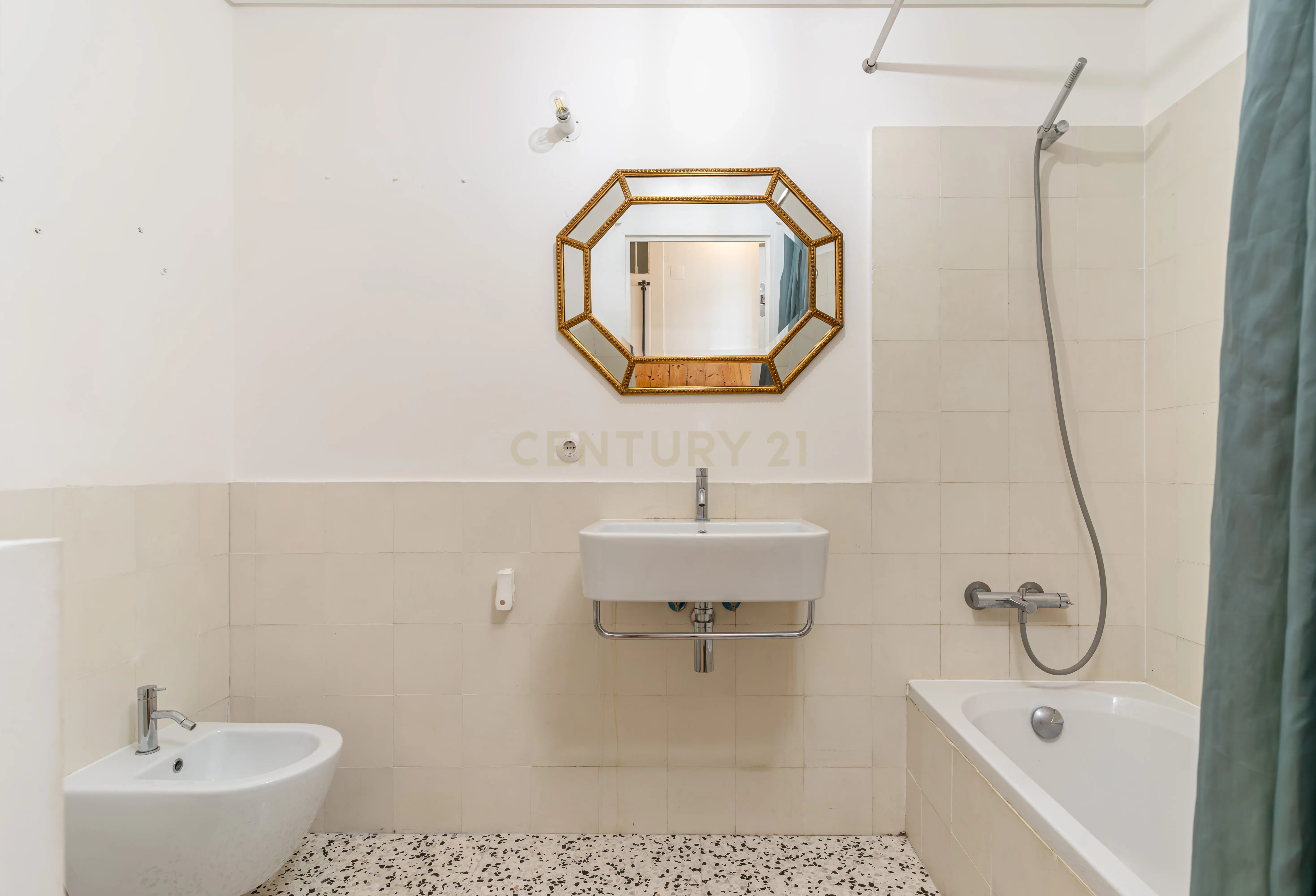 Moderno e Aconchegante Apartamento T2 em Lisboa Sé Alfama - Image 18