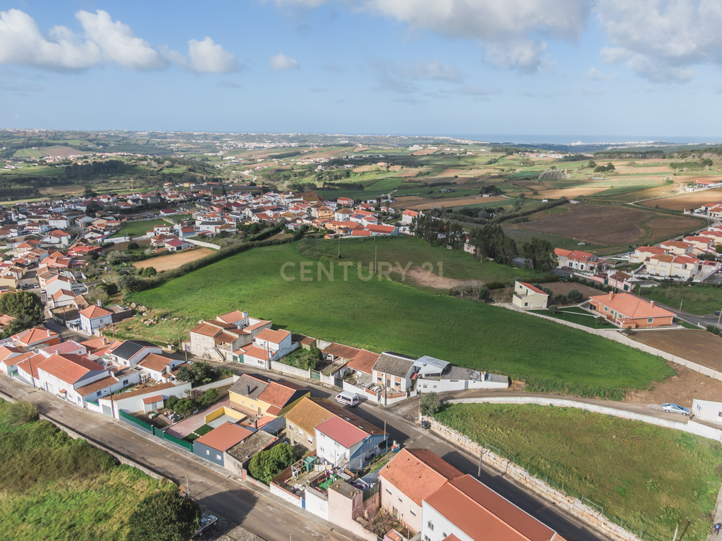 Terreno plano com 12.400m², inserido na pacata povoação de Sobral da Lourinhã. - Image 3
