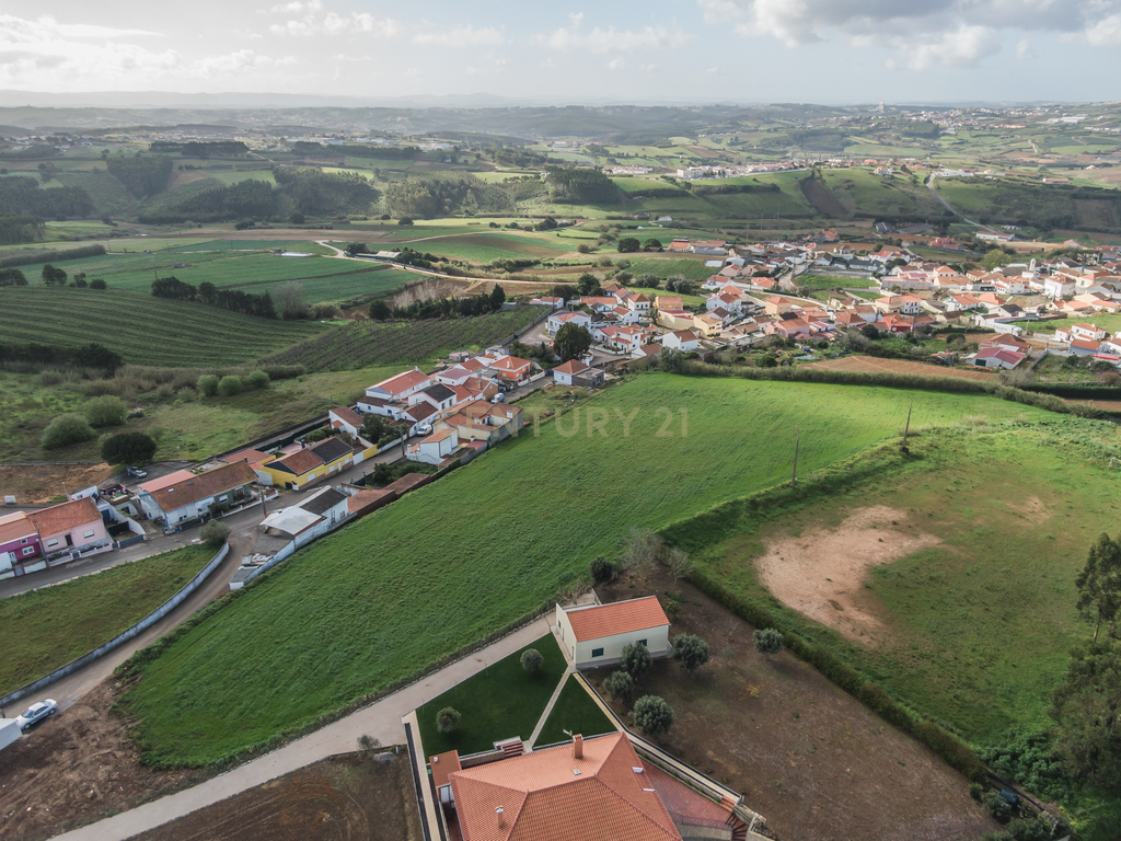 Terreno plano com 12.400m², inserido na pacata povoação de Sobral da Lourinhã. - Image 2