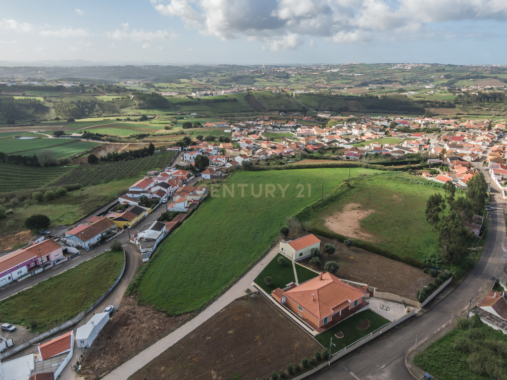 Terreno plano com 12.400m², inserido na pacata povoação de Sobral da Lourinhã. - Image 4