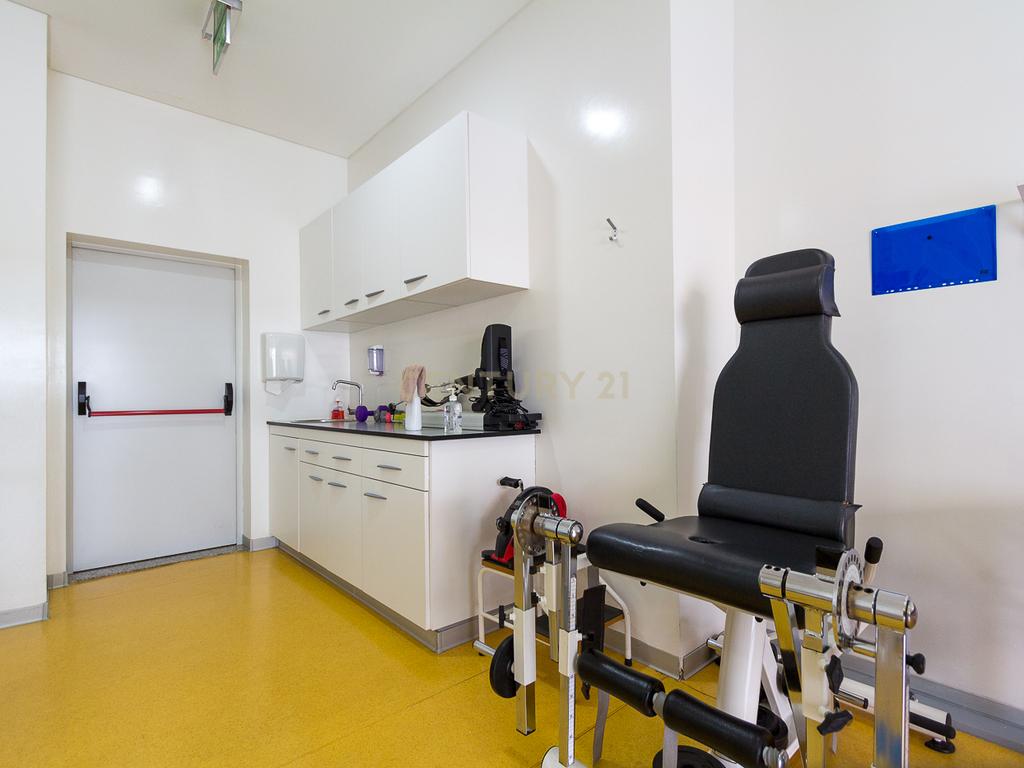 Clínicas de reabilitação física com equipamentos incluídos em Ponta Delgada e Vila Franca do Campo - Image 24
