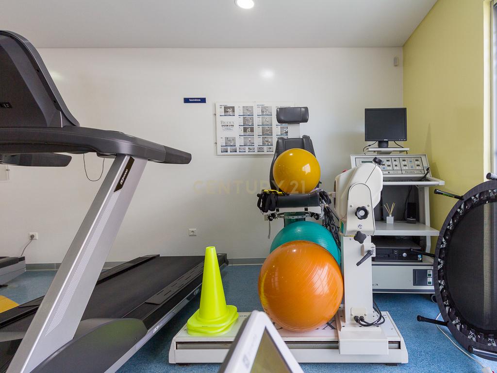 Clínicas de reabilitação física com equipamentos incluídos em Ponta Delgada e Vila Franca do Campo - Image 9