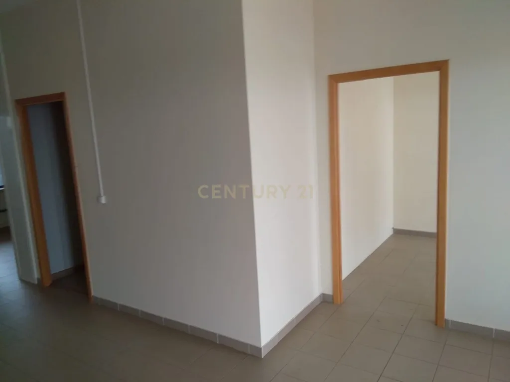 Loja com rendimento garantido a longo prazo e boa localização em Torres Novas - Image 13