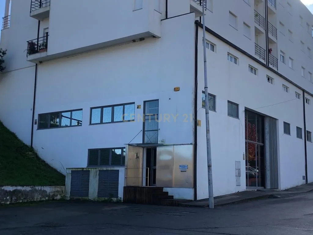 Armazém Multi-funcional em Braga - Image 1