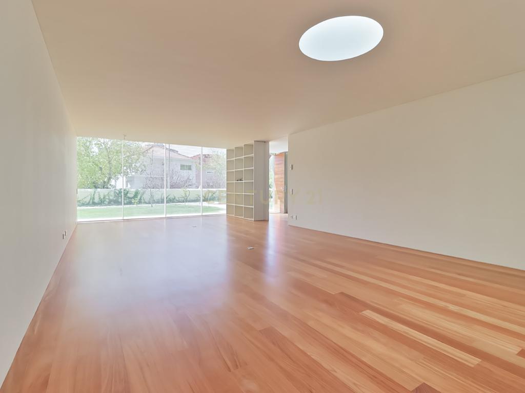 Moradia T4 - Condomínio Luxo nas Antas - Image 9