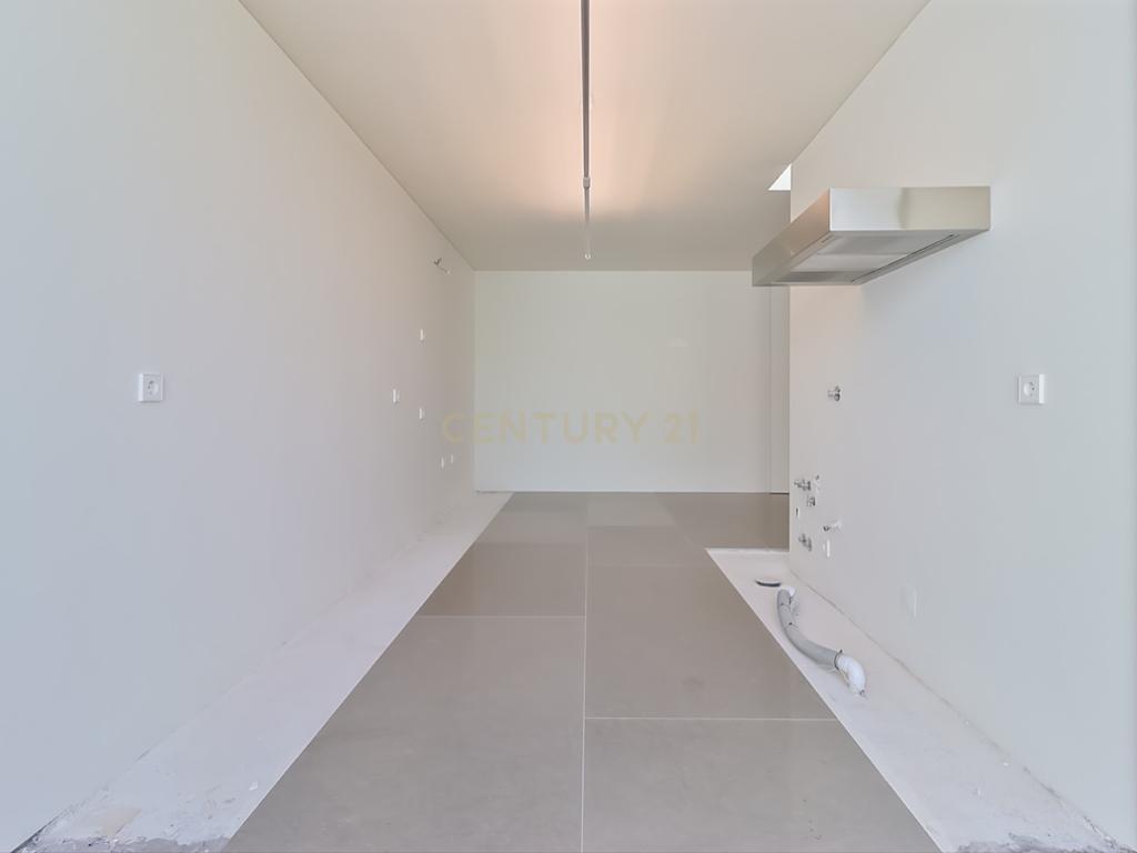 Moradia T4 - Condomínio Luxo nas Antas - Image 11