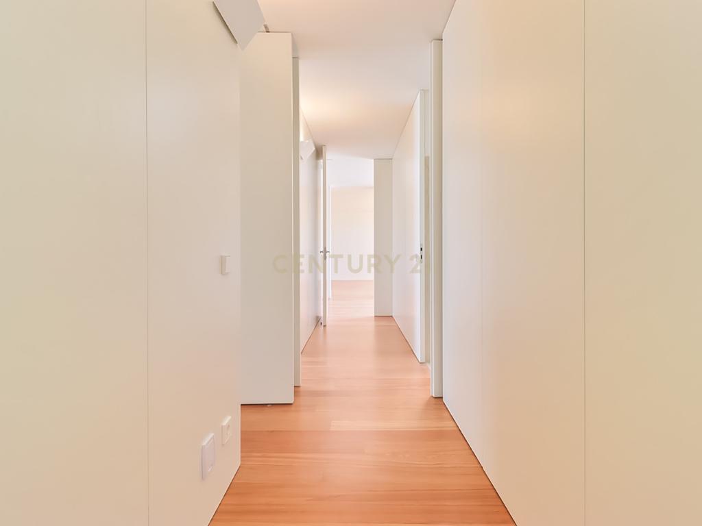 Moradia T4 - Condomínio Luxo nas Antas - Image 16