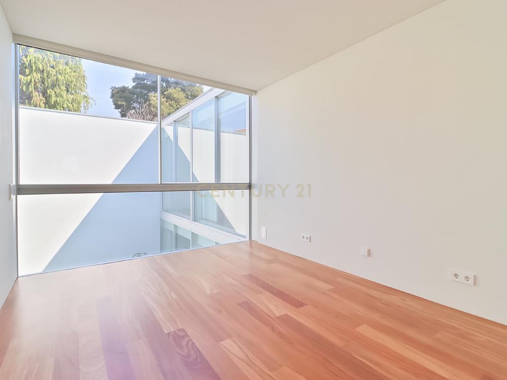 Moradia T4 - Condomínio Luxo nas Antas - Image 19