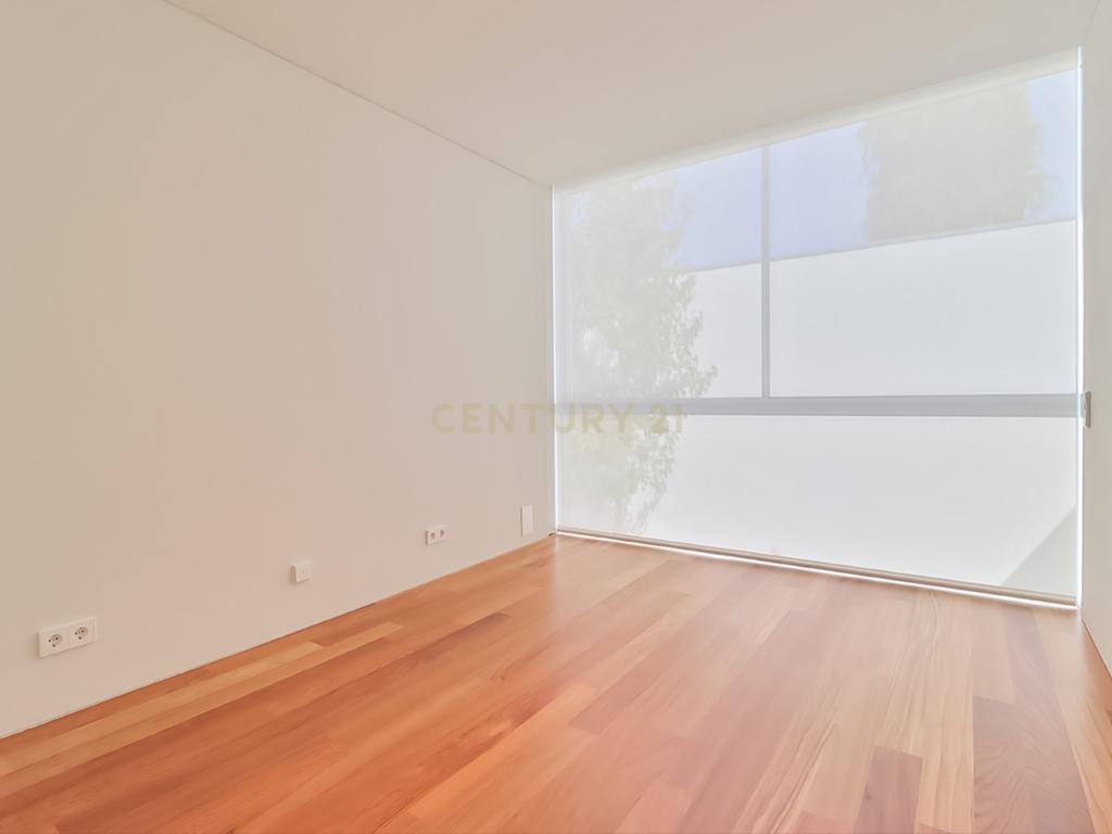 Moradia T4 - Condomínio Luxo nas Antas - Image 17