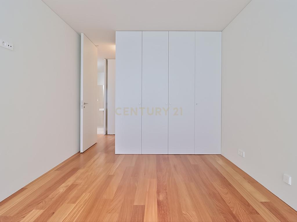 Moradia T4 - Condomínio Luxo nas Antas - Image 14