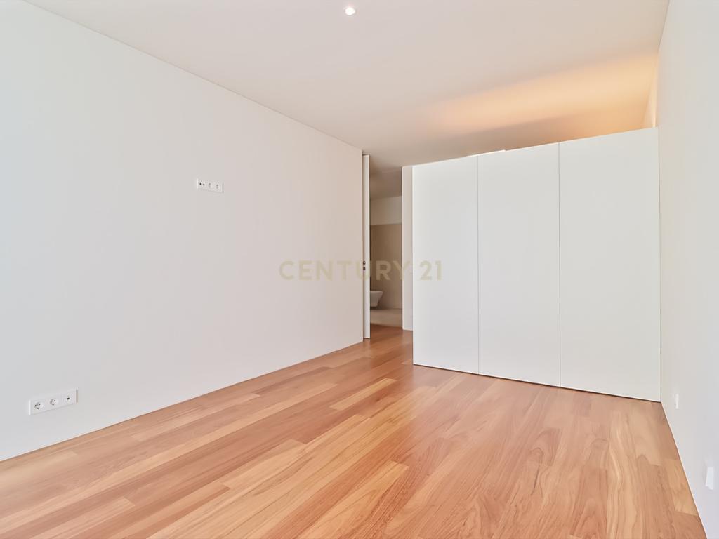 Moradia T4 - Condomínio Luxo nas Antas - Image 23