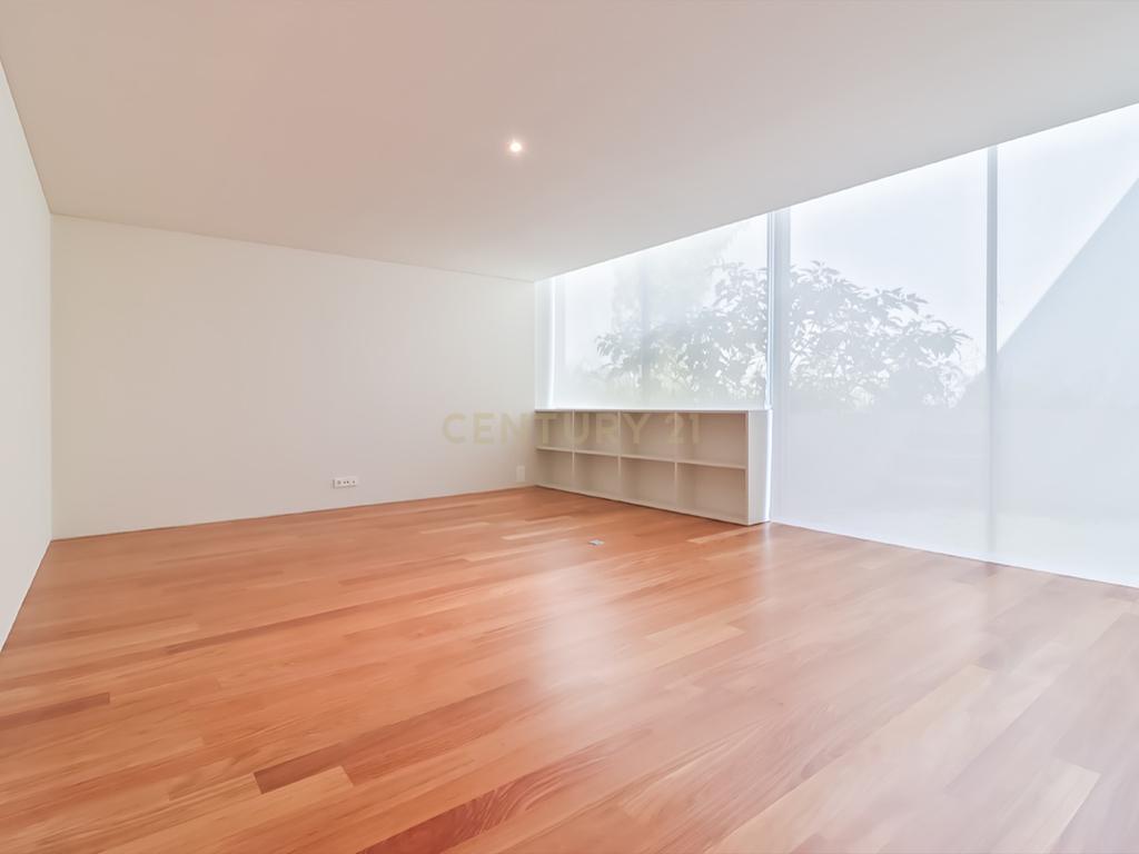 Moradia T4 - Condomínio Luxo nas Antas - Image 22