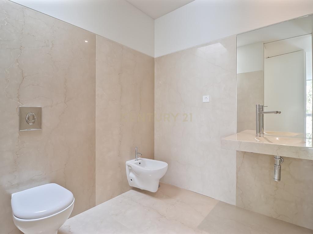 Moradia T4 - Condomínio Luxo nas Antas - Image 27