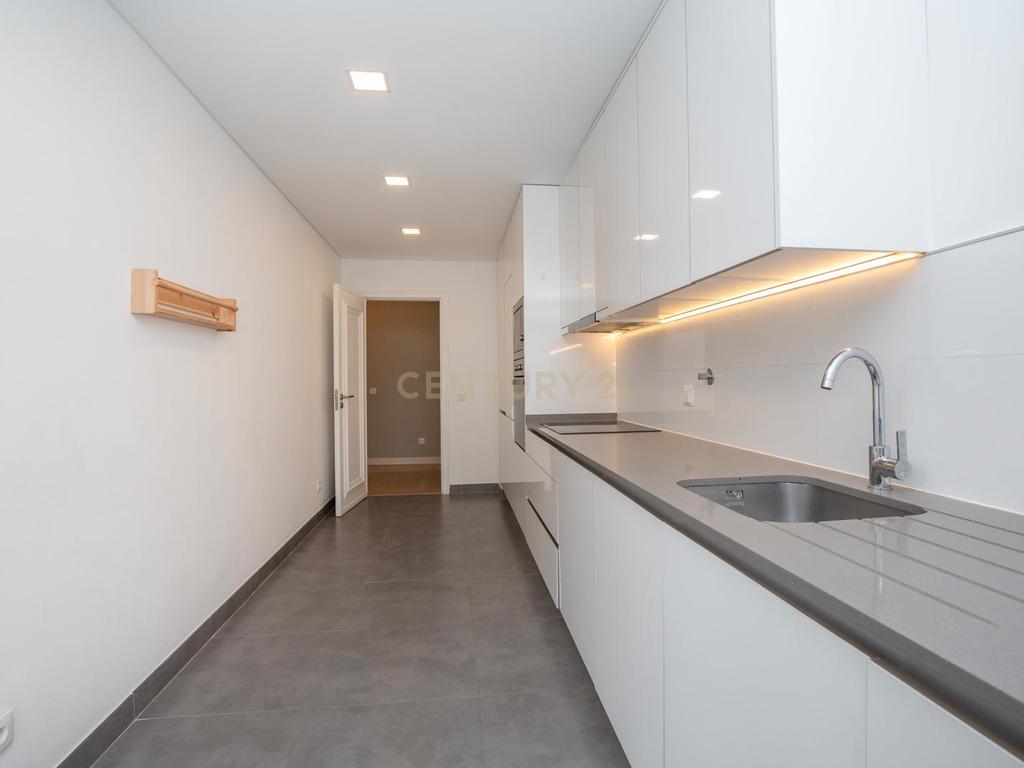 Espaçoso Apartamento T3 para arrendamento | 144 m² | A Apenas 500 m da Praia e do Passeio Marítimo de Cascais - Image 16