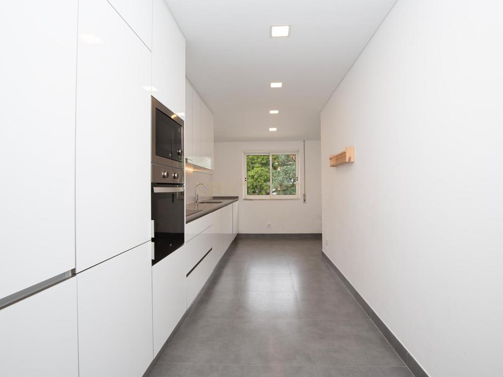 Espaçoso Apartamento T3 para arrendamento | 144 m² | A Apenas 500 m da Praia e do Passeio Marítimo de Cascais - Image 14