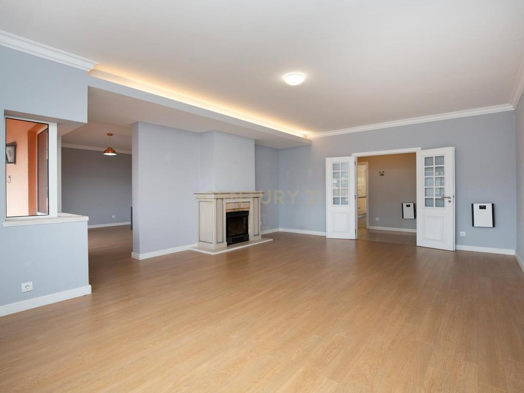Espaçoso Apartamento T3 para arrendamento | 144 m² | A Apenas 500 m da Praia e do Passeio Marítimo de Cascais - Image 2