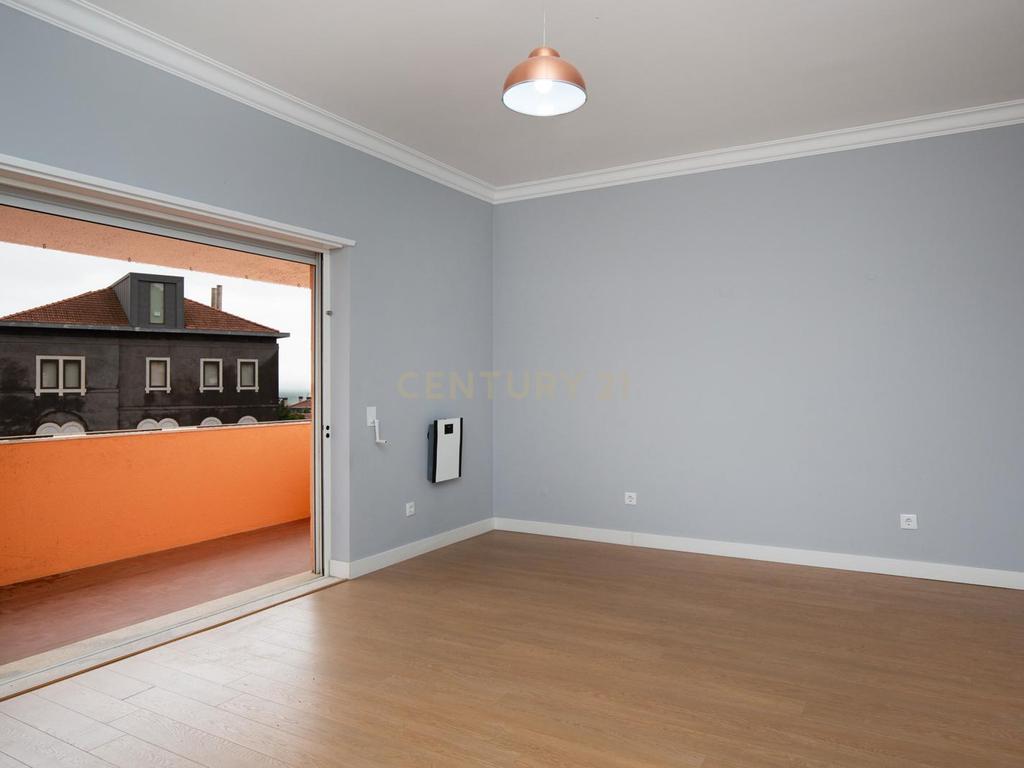 Espaçoso Apartamento T3 para arrendamento | 144 m² | A Apenas 500 m da Praia e do Passeio Marítimo de Cascais - Image 10