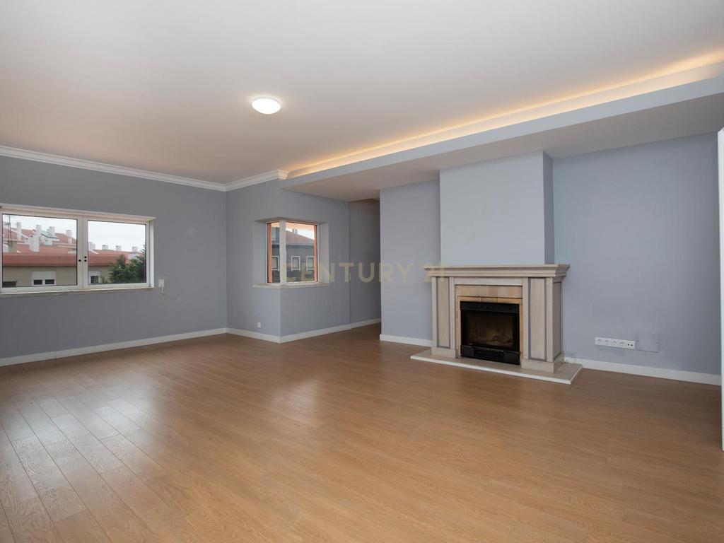 Espaçoso Apartamento T3 para arrendamento | 144 m² | A Apenas 500 m da Praia e do Passeio Marítimo de Cascais - Image 5