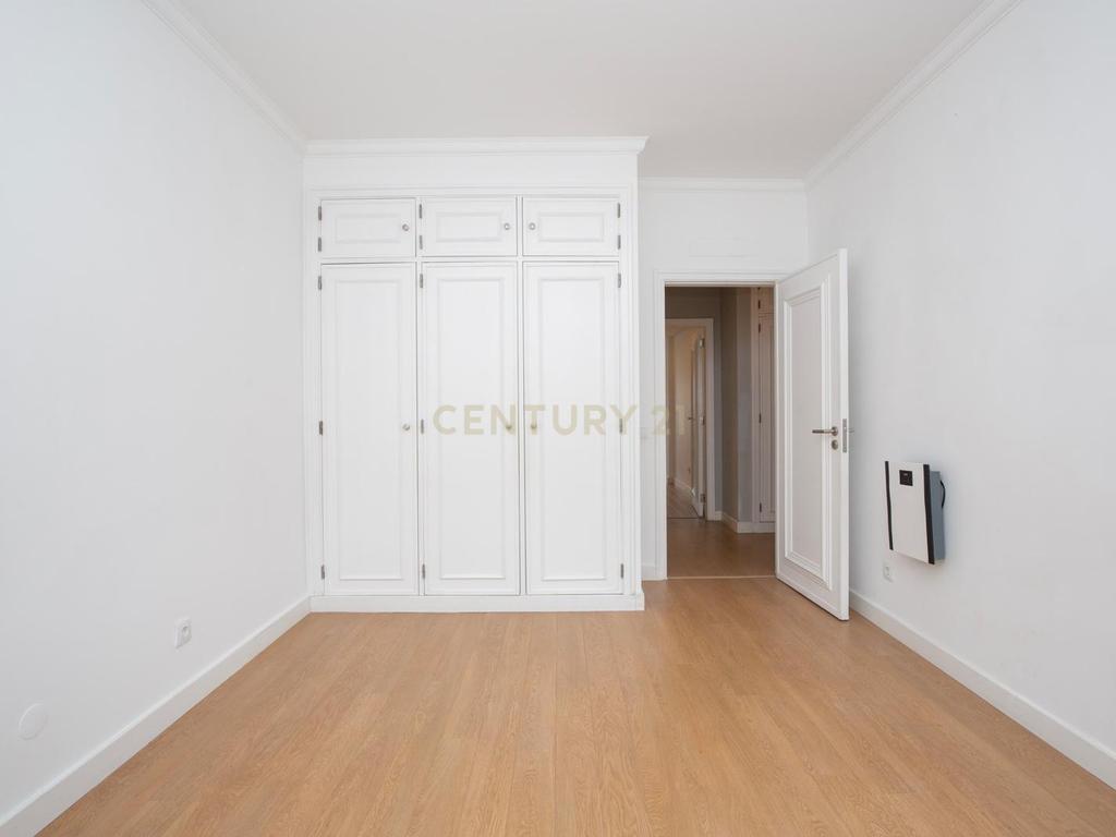 Espaçoso Apartamento T3 para arrendamento | 144 m² | A Apenas 500 m da Praia e do Passeio Marítimo de Cascais - Image 18