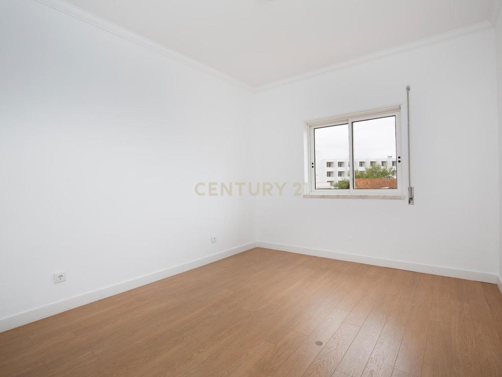 Espaçoso Apartamento T3 para arrendamento | 144 m² | A Apenas 500 m da Praia e do Passeio Marítimo de Cascais - Image 27