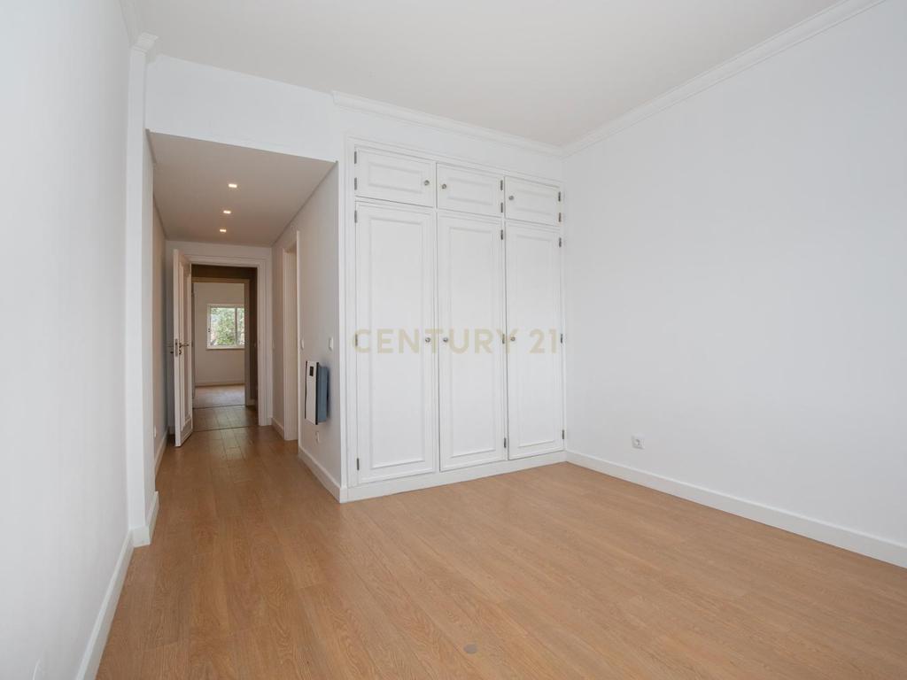 Espaçoso Apartamento T3 para arrendamento | 144 m² | A Apenas 500 m da Praia e do Passeio Marítimo de Cascais - Image 23
