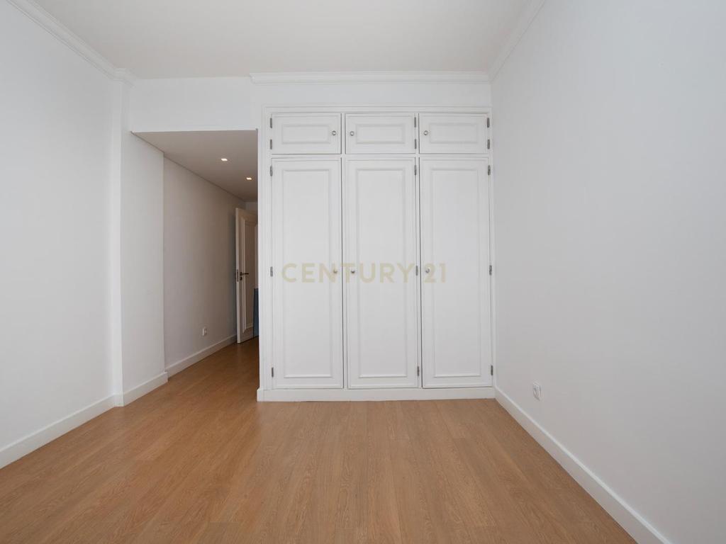 Espaçoso Apartamento T3 para arrendamento | 144 m² | A Apenas 500 m da Praia e do Passeio Marítimo de Cascais - Image 24