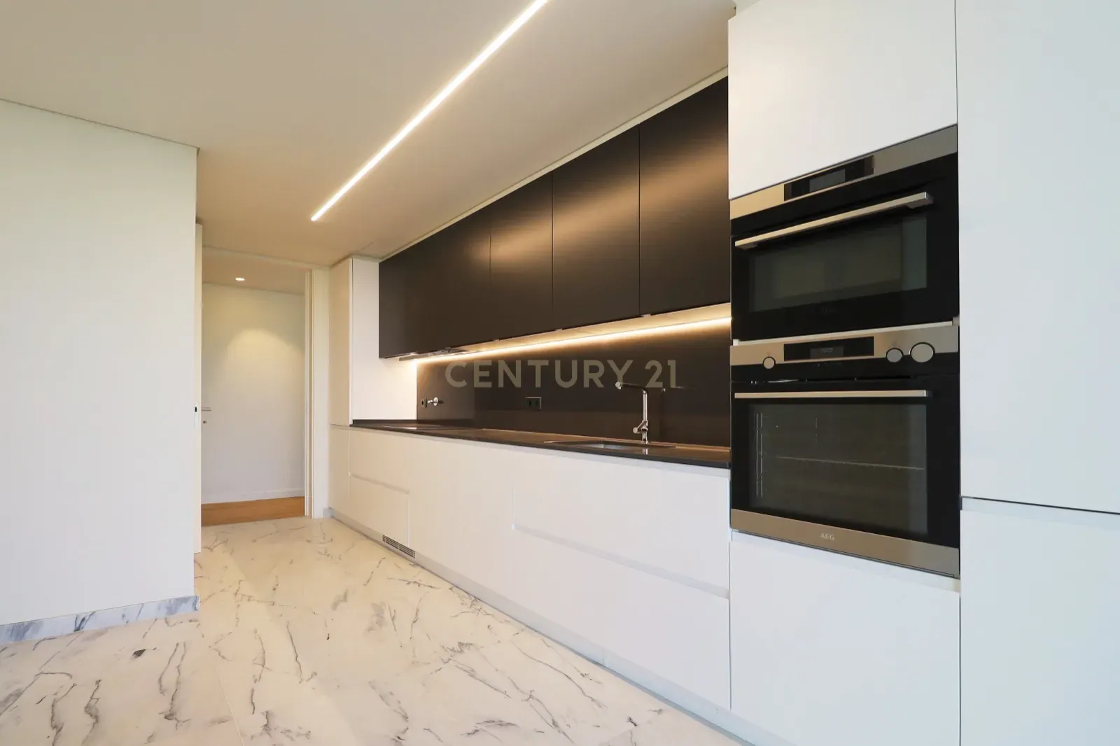 Apartamento de Luxo T2 no Infinity Tower em Campolide - Image 3