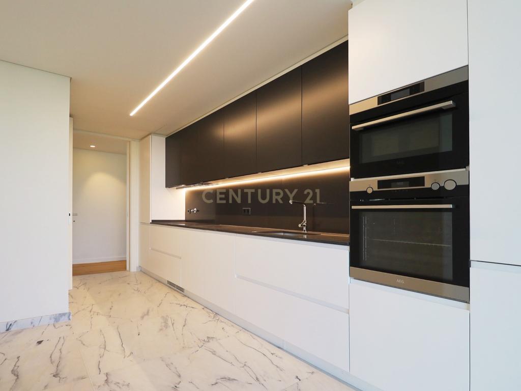 Apartamento de Luxo T2 no Infinity Tower em Campolide - Image 3