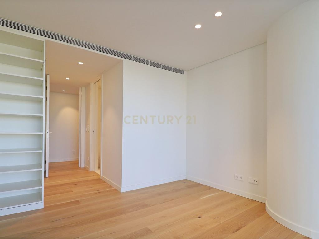 Apartamento de Luxo T2 no Infinity Tower em Campolide - Image 9