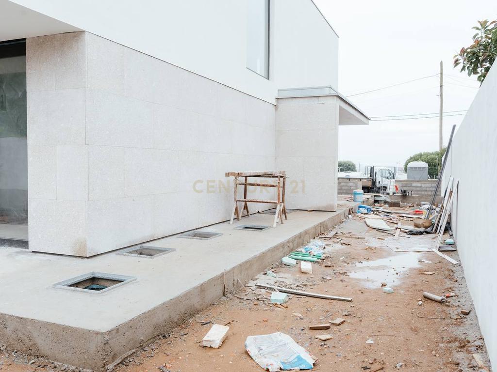 Moradia T4 c/ piscina - Madalena - Image 43