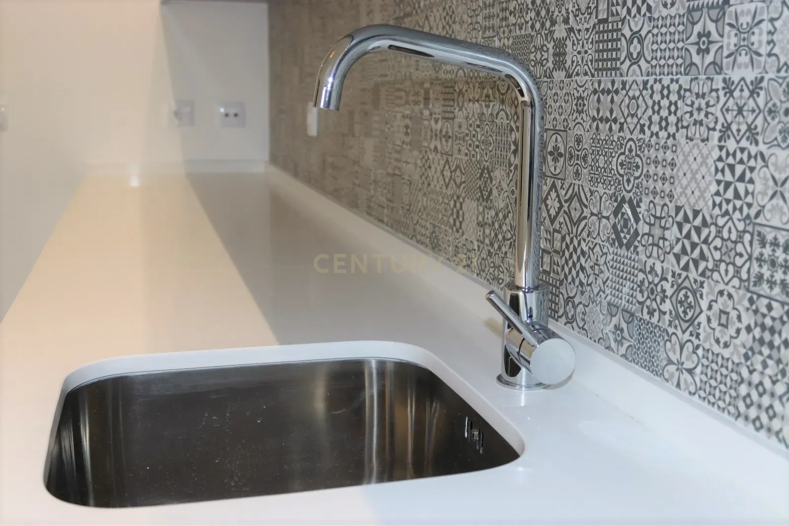 Apartamento T3 Remodelado c/ Garagem Arrecadação | Centro de Mafra - Image 4