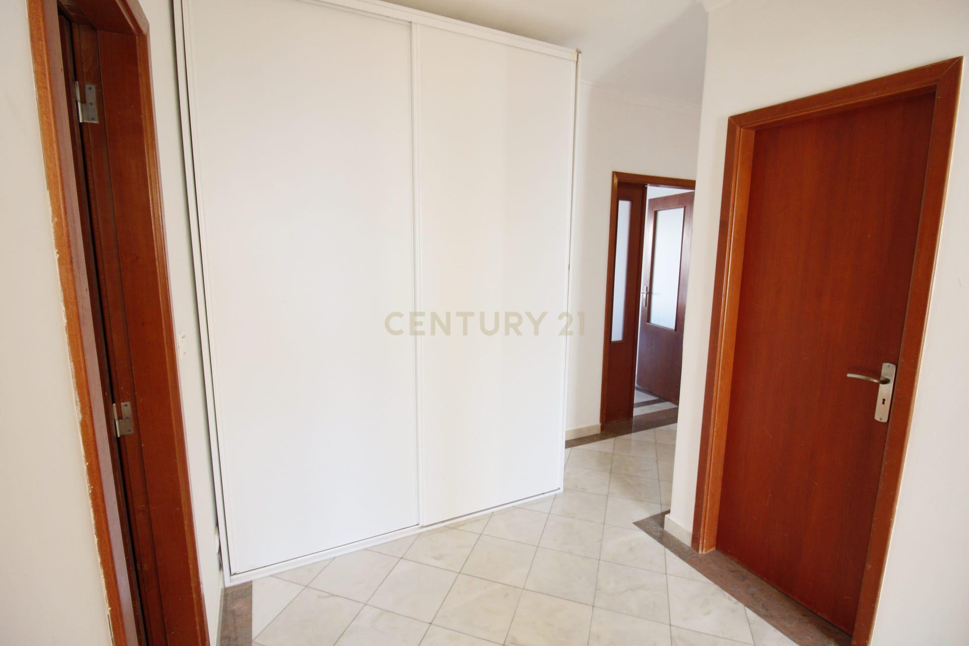 Apartamento T3 com Vista Serra em Alcabideche – Cascais - Image 12
