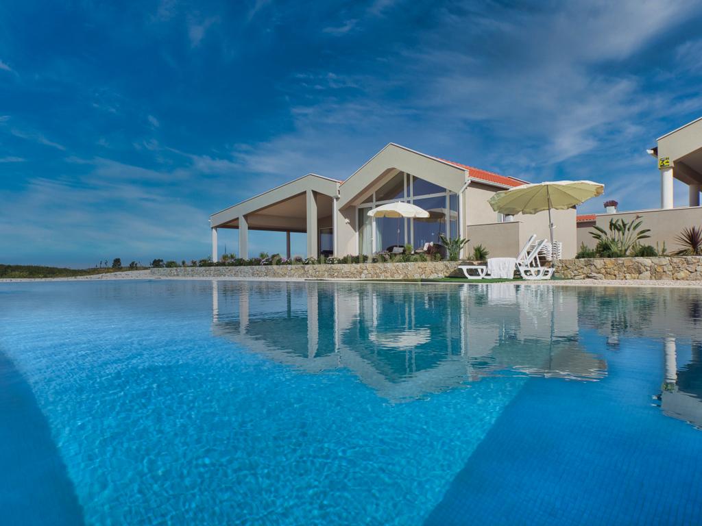 Herdade de 271 Hectares no Barlavento Algarvio, com moradia + 4 estudios, piscina, 9 barragens, 3 estufas. - Image 1