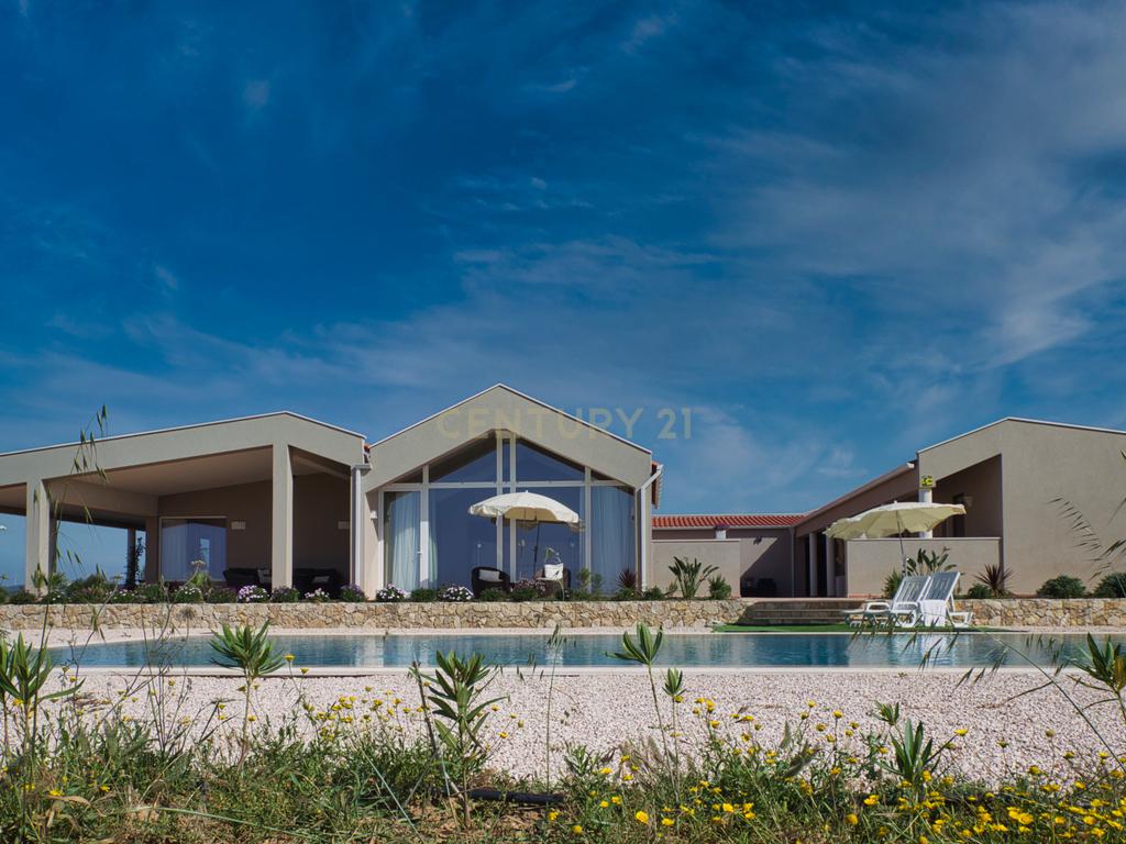 Herdade de 271 Hectares no Barlavento Algarvio, com moradia + 4 estudios, piscina, 9 barragens, 3 estufas. - Image 3