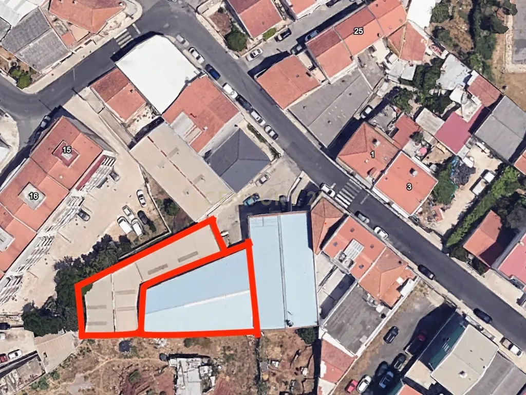 Armazém em Odivelas na freguesia da Ramada/Caneças com projeto aprovado. - Image 1