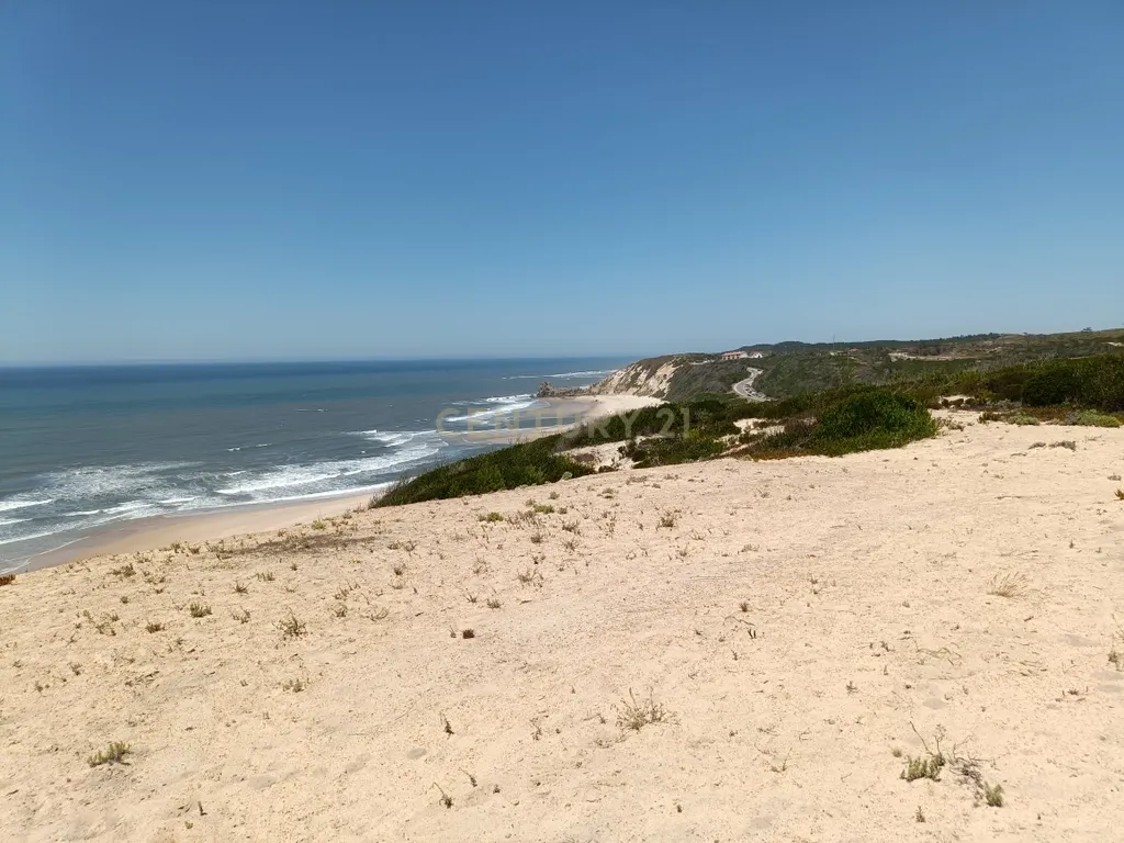 Reservado - Casa de Praia com vista lateral para o mar, com 2 garagens box, logradouro de boas dimensões, 3 quartos, a uma curta distância da praia paradisíaca de Vale Furado - Image 47