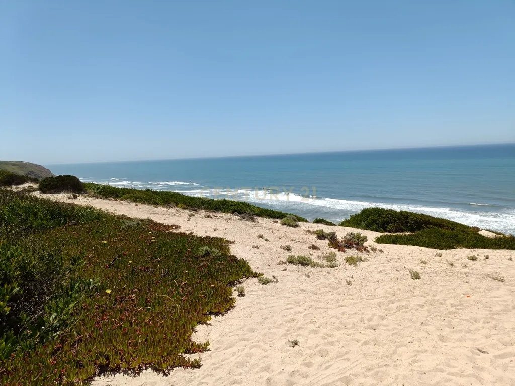 Reservado - Casa de Praia com vista lateral para o mar, com 2 garagens box, logradouro de boas dimensões, 3 quartos, a uma curta distância da praia paradisíaca de Vale Furado - Image 49