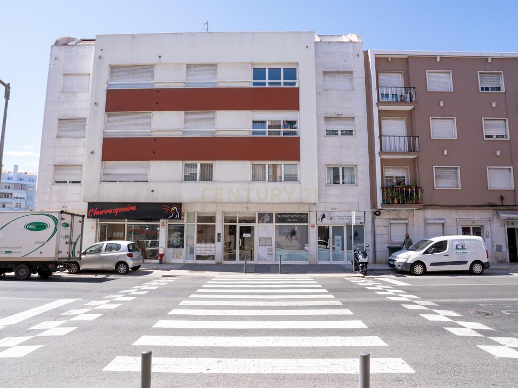 Apartamento com Terraço T2  de Charme em Benfica - Excelência e Conforto - Image 60
