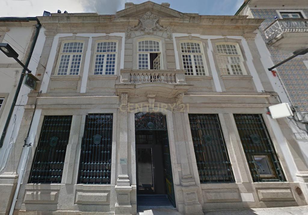 Prédio destinado a Comércio e Serviços - Vila Real - Image 1
