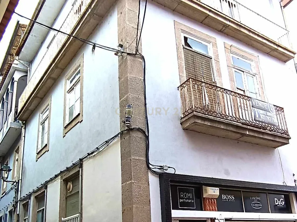 Edifício T4 em Chaves com Luz Natural e Varanda - Image 1