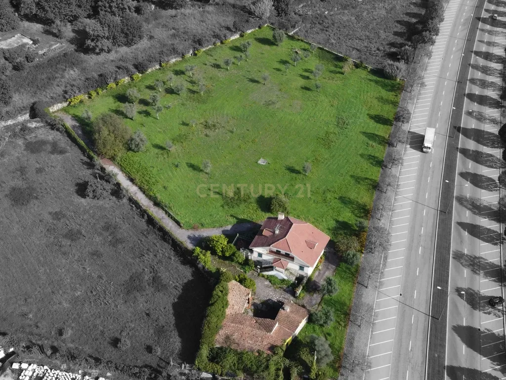 Terreno Urbanizável com moradia e anexos junto ao Hospital distrital de Viseu - Image 1