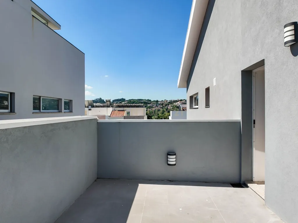 Moradia T4 com piscina e Vistas do D'Ouro em Gramido - Image 51