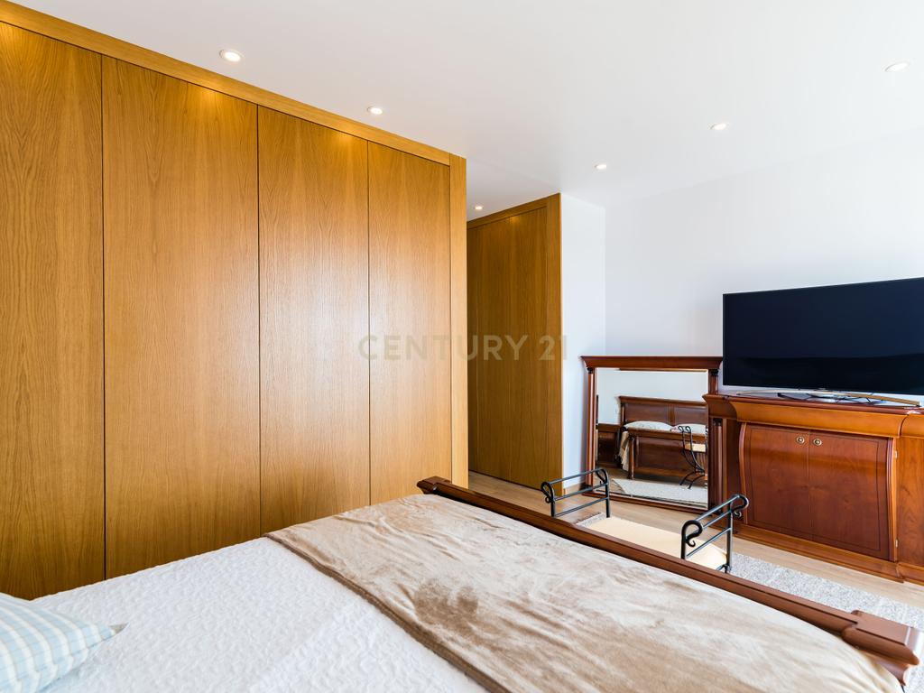 Moradia T3+2 | Sesimbra com Piscina, Jacuzzi, duas Pérgulas Bioclimáticas e muito mais. - Image 96