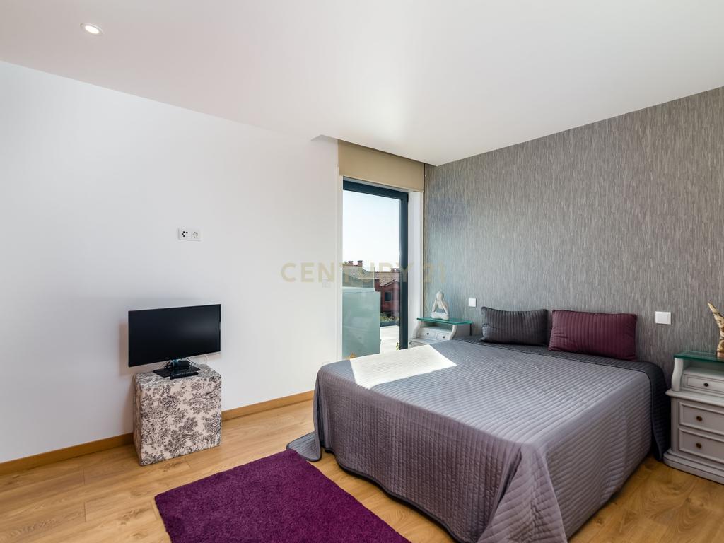 Moradia T3+2 | Sesimbra com Piscina, Jacuzzi, duas Pérgulas Bioclimáticas e muito mais. - Image 97