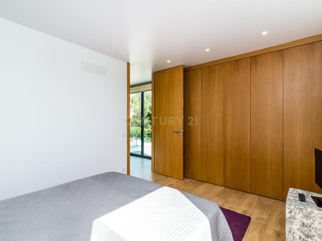 Moradia T3+2 | Sesimbra com Piscina, Jacuzzi, duas Pérgulas Bioclimáticas e muito mais. - Image 38