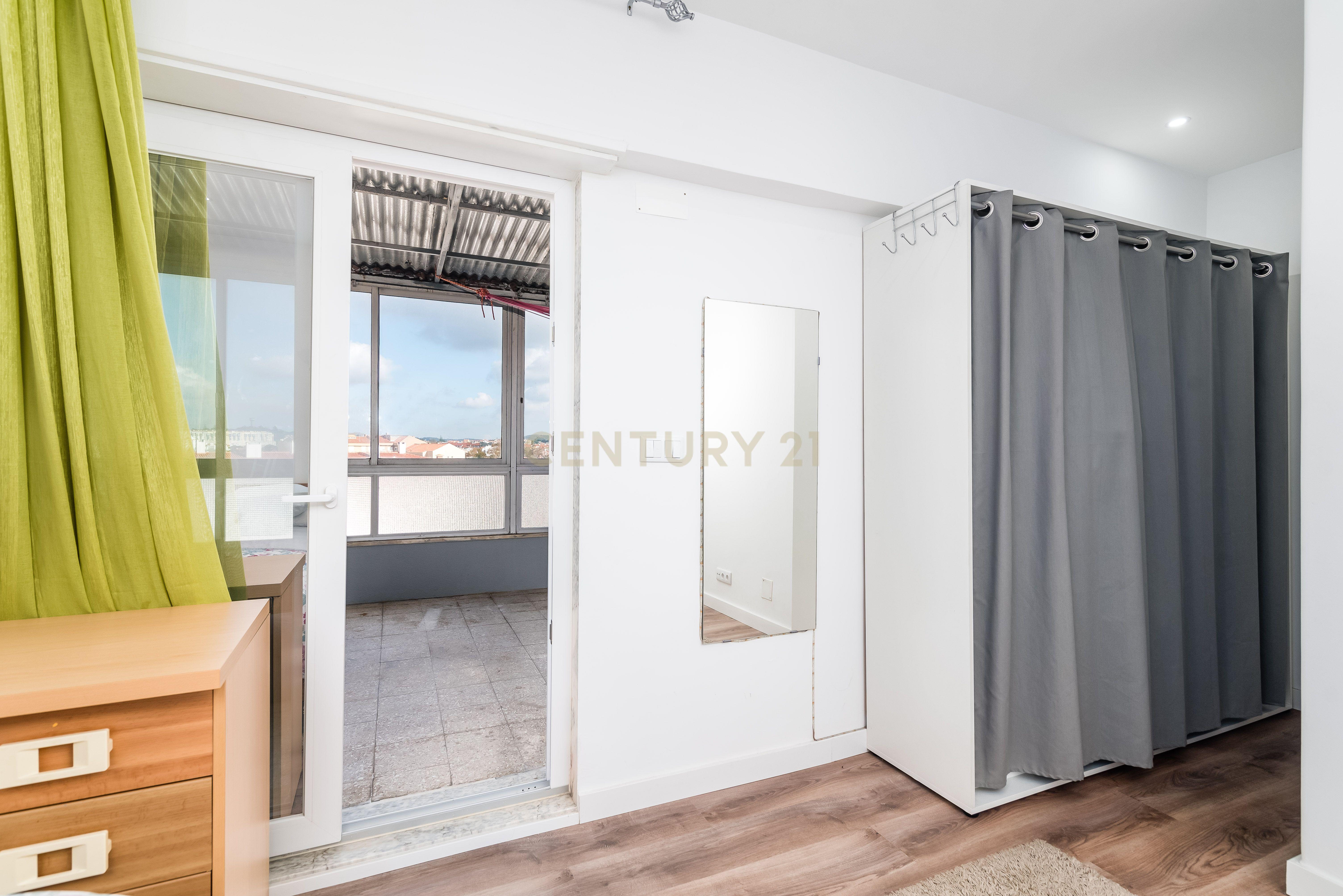 Duplex Renovado com Terraços em Mem-Martins - Image 40